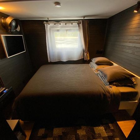 Modernus Kambarys Barzoje Ant Nemuno Hotel Kaunas Ngoại thất bức ảnh
